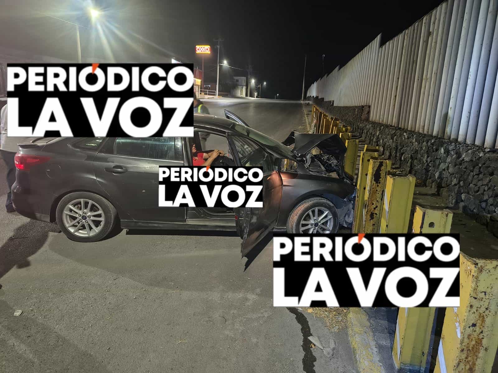 Embarra auto en barda de AHMSA