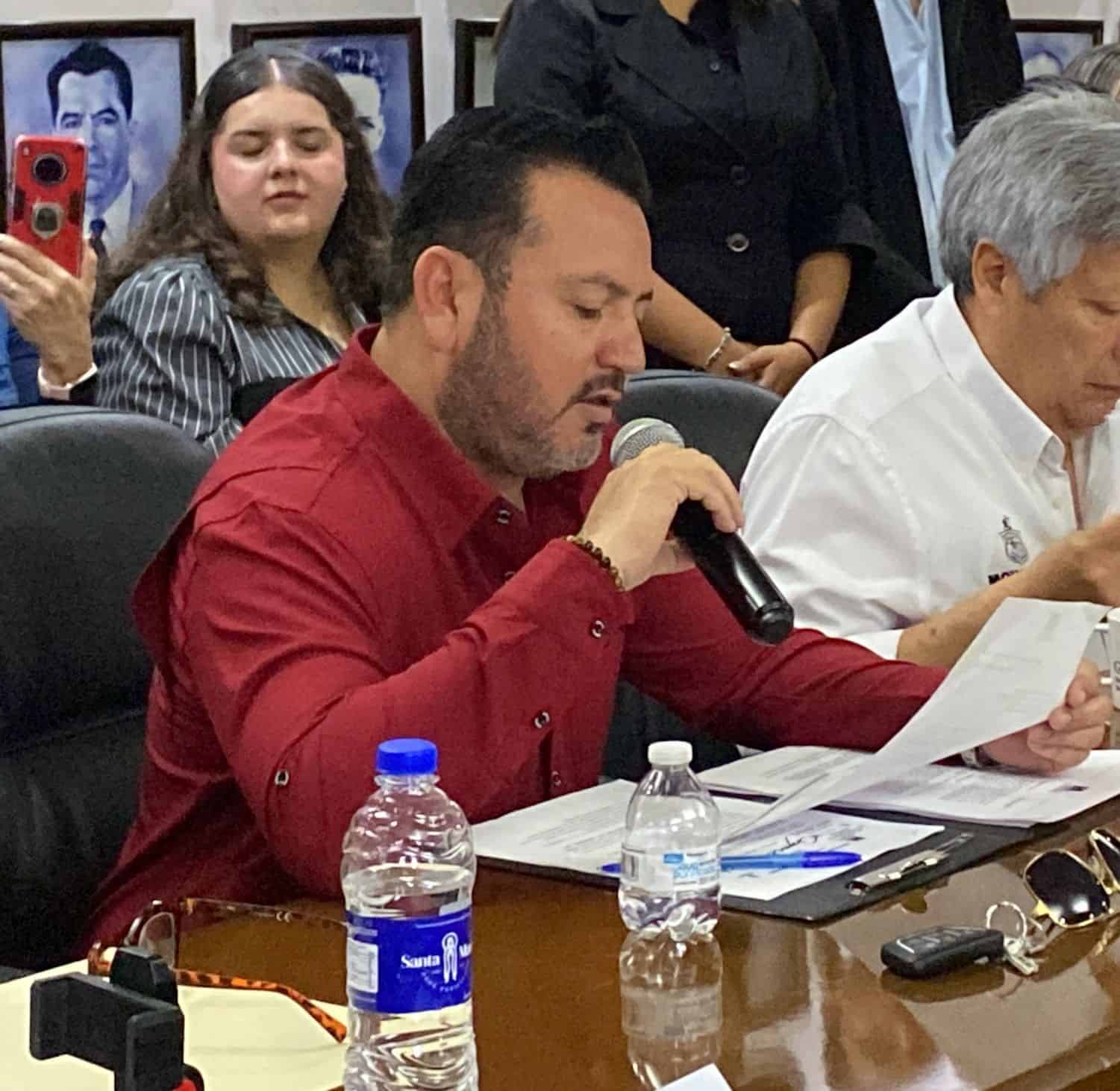 Regidor Alfonso Almeraz se separa de su cargo para aspirar a diputado local