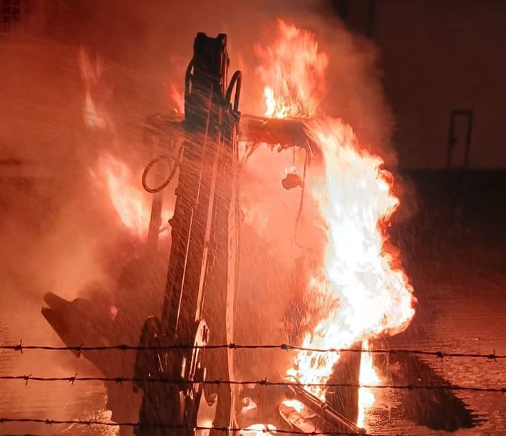 Fuego en M&uacute;zquiz: Eduardo N pierde retroexcavadora en incendio