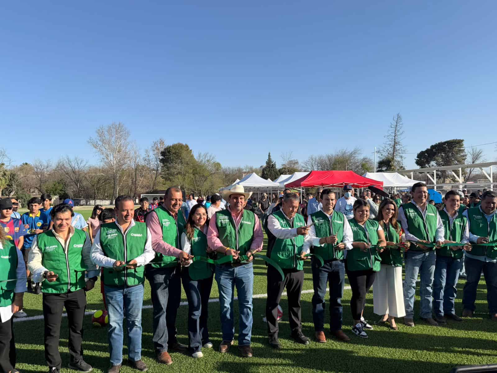Inauguran cancha de f&uacute;tbol en San Juan de Sabinas