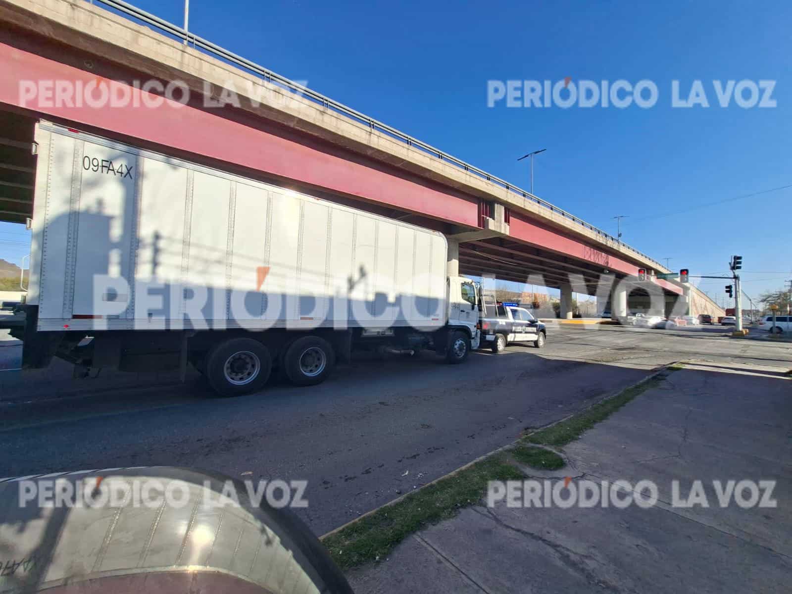 Persecuci&oacute;n en Monclova: Trailero escapa tras accidente vial