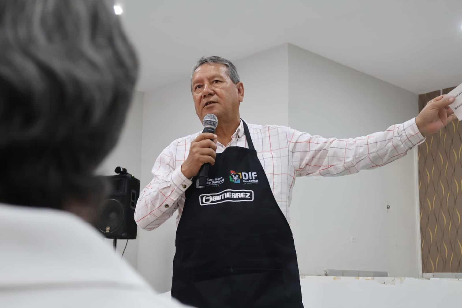 &Oacute;scar R&iacute;os Ram&iacute;rez entrega apoyos a empacadores en San Juan de Sabinas
