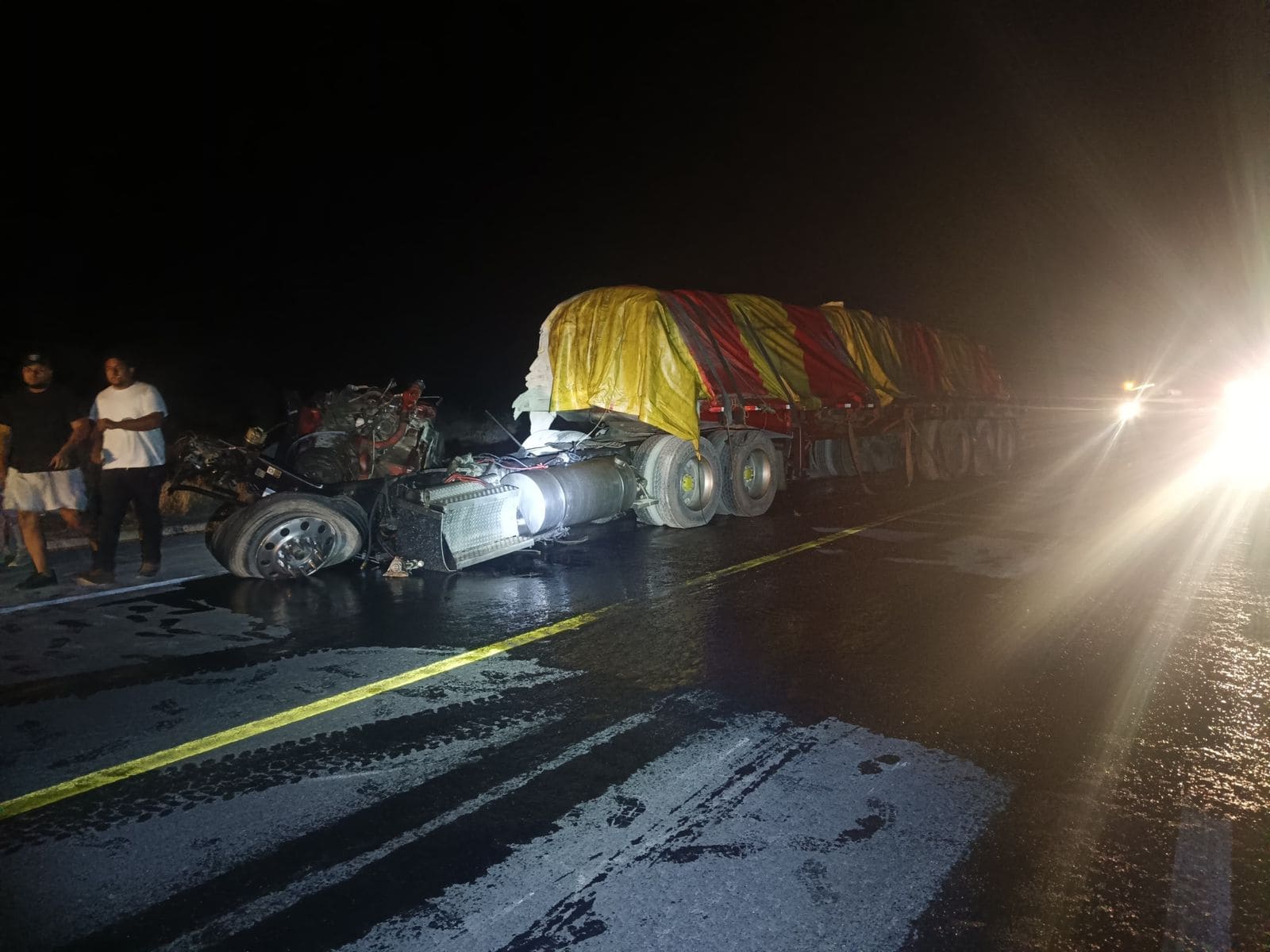 Impacta tractocami&oacute;n cargado con cemento a pipa en la carretera Monclova