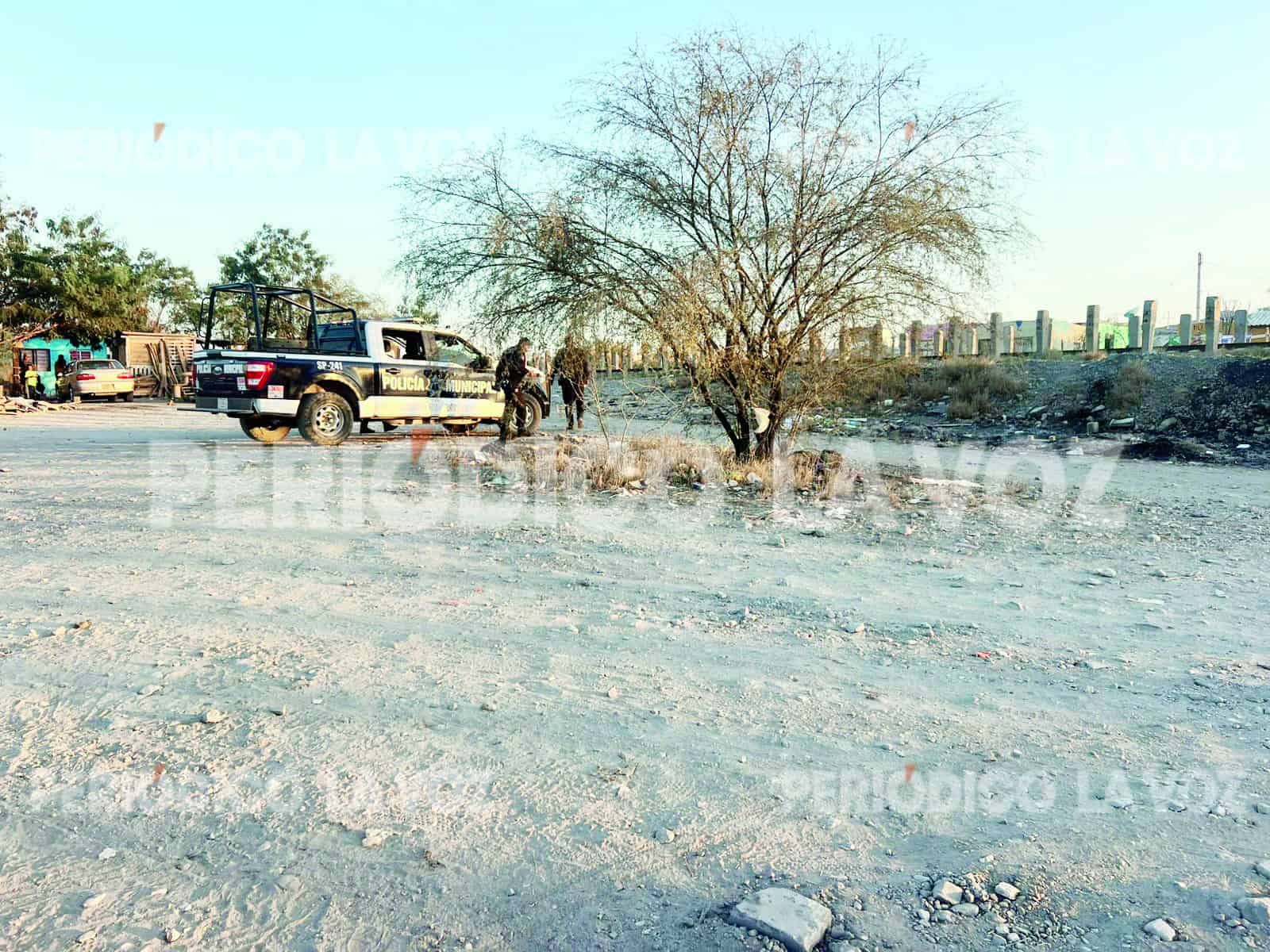 Mujer es rescatada de las v&iacute;as en Monclova tras crisis emocional