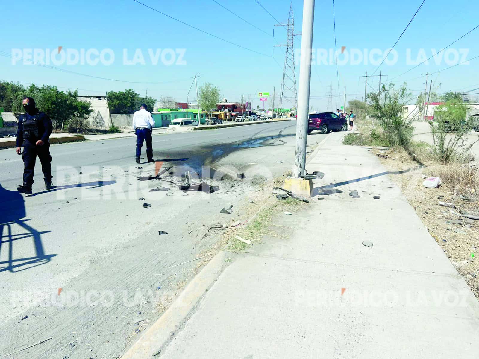 Camioneta Chevrolet Trax choca contra luminaria en Monclova