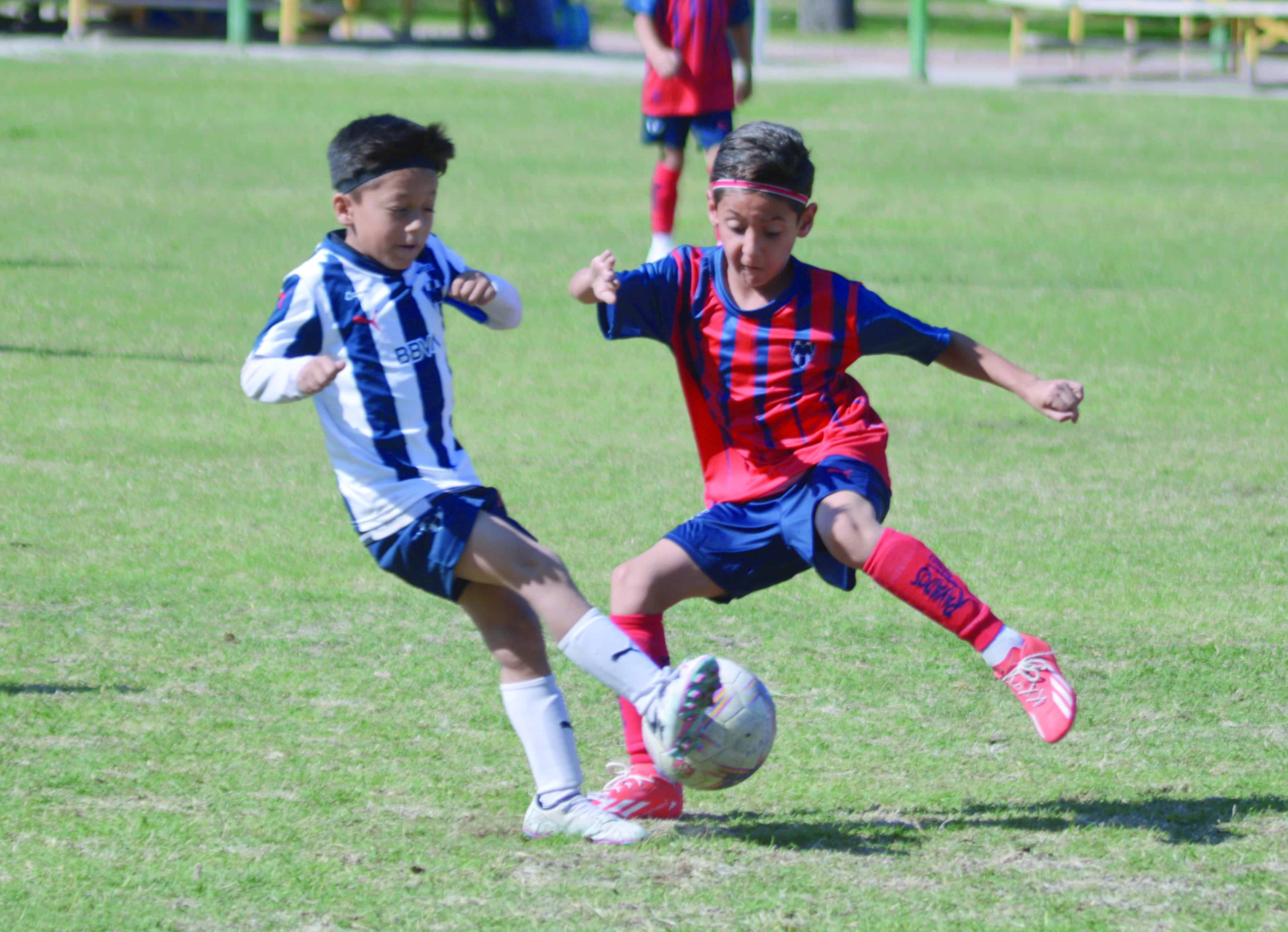 Panteras de Saltillo golean 4-0 a Liga Premier Acu&ntilde;a en Fut-9