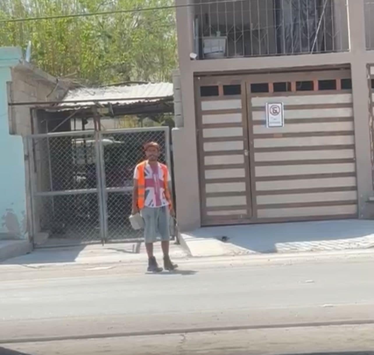 Amenaza a vecino con cuchillo en mano.