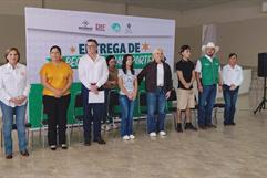 Entrega Laura Jiménez becas para transporte a estudiantes muzquenses