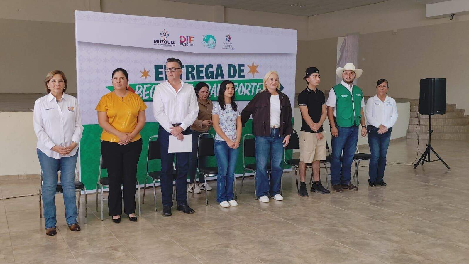 Entrega Laura Jim&eacute;nez becas para transporte a estudiantes muzquenses