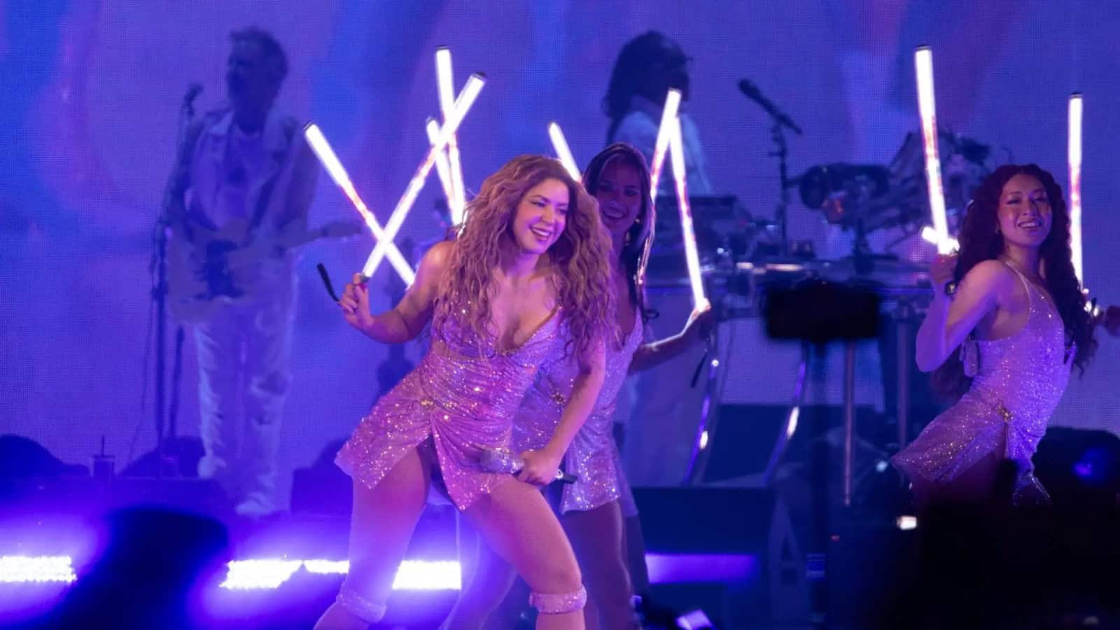 Shakira re&uacute;ne a 400 mil personas en el Z&oacute;calo de Ciudad de M&eacute;xico