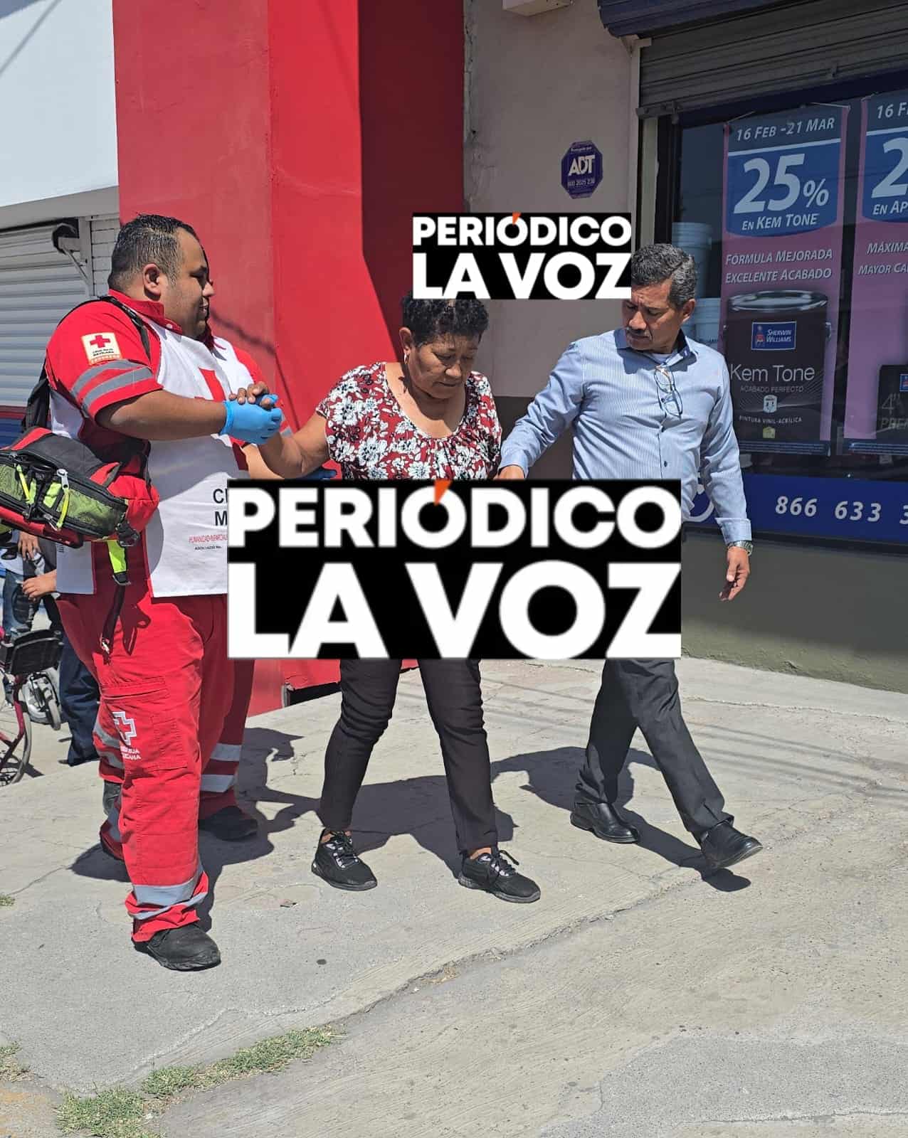 Se lleva motociclista de corbata a mujer