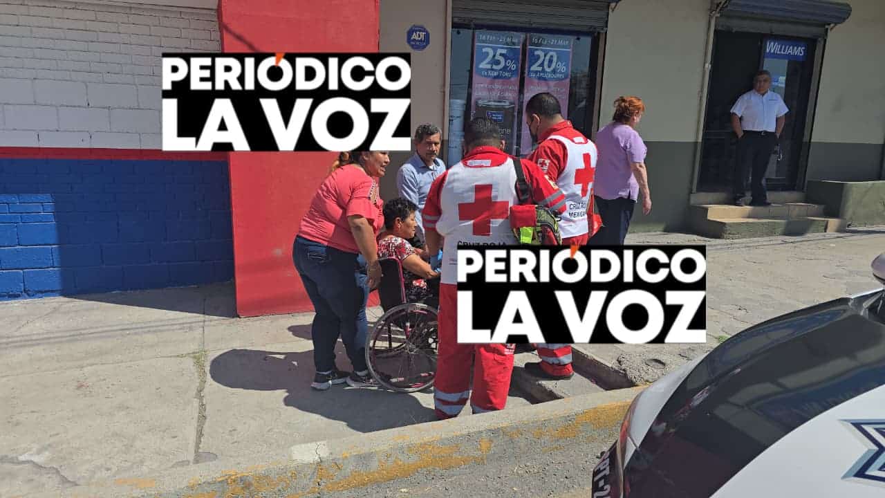 Se lleva motociclista de corbata a mujer