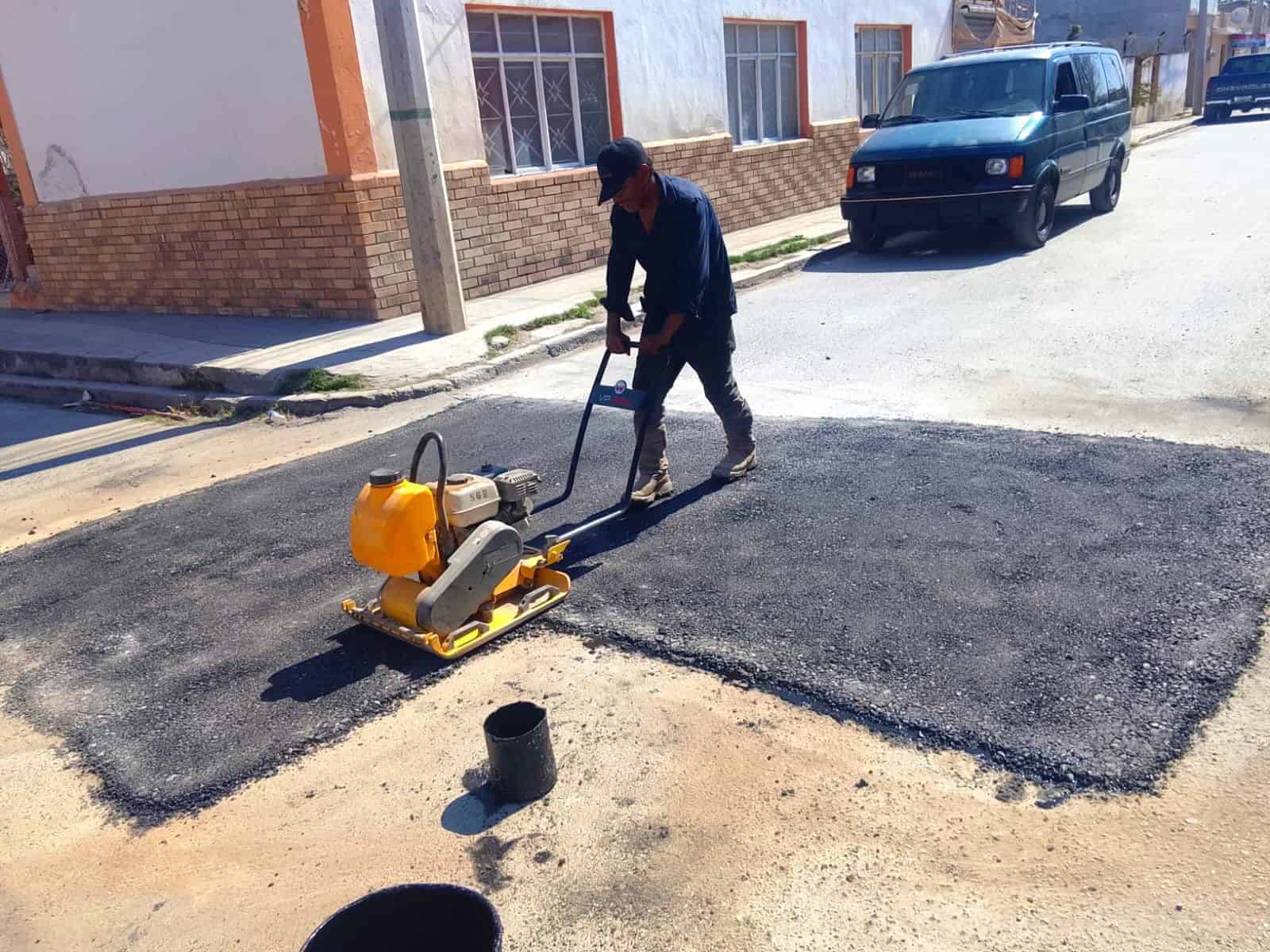 Gobierno de M&uacute;zquiz refuerza el bacheo en la Villa de Pala&uacute;
