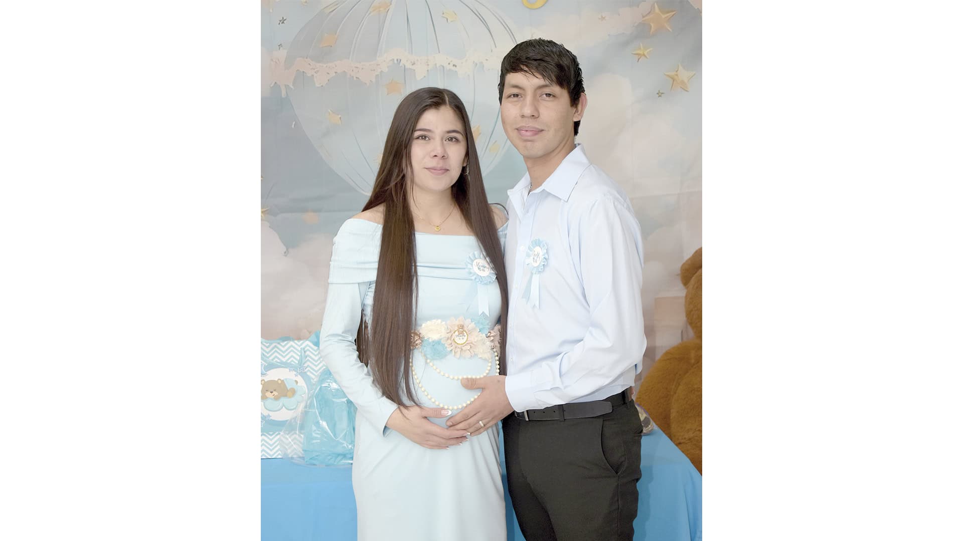 Familia y amigos se unen en oraci&oacute;n por Mat&iacute;as en el baby shower de Alejandra Reyna