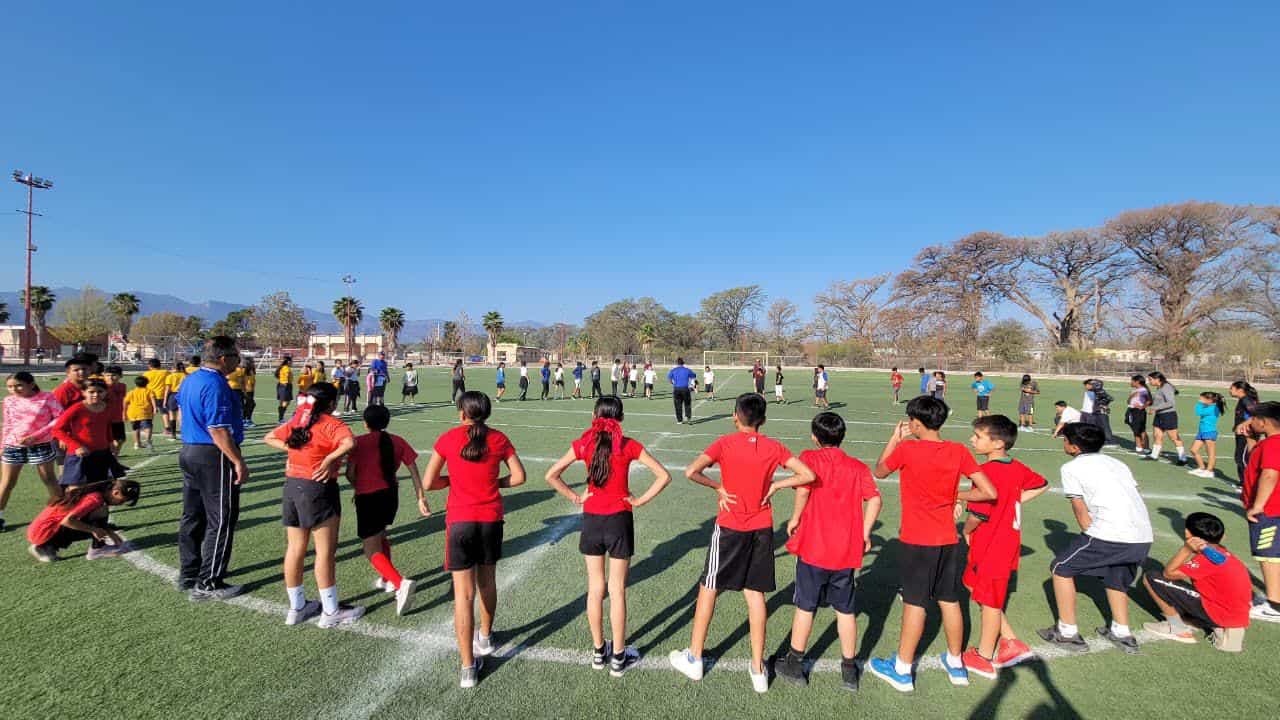 M&uacute;zquiz celebra la reactivaci&oacute;n de su pista de atletismo con evento deportivo