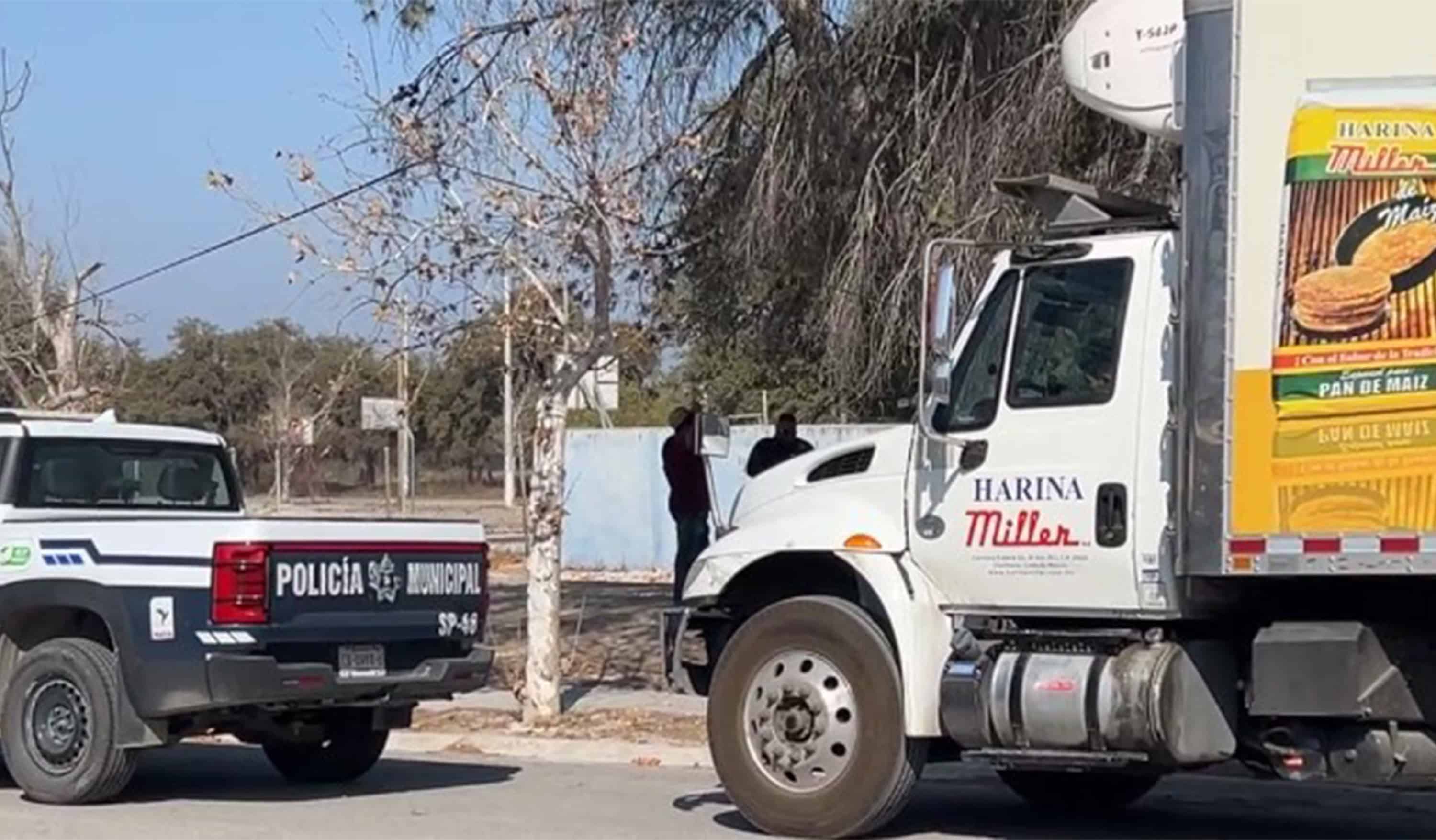 Cami&oacute;n derriba poste y huye en Nava; regresa horas despu&eacute;s para responder por da&ntilde;os