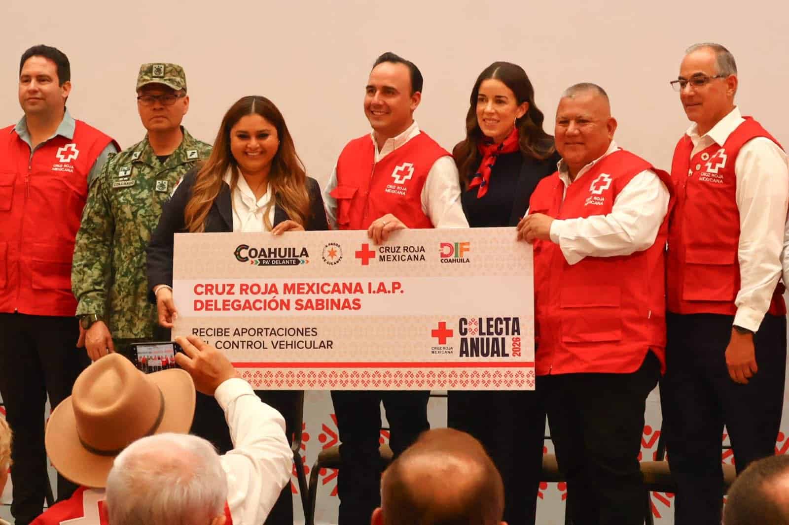 Manolo Jim&eacute;nez Salinas encabeza entrega de ambulancia en Sabinas