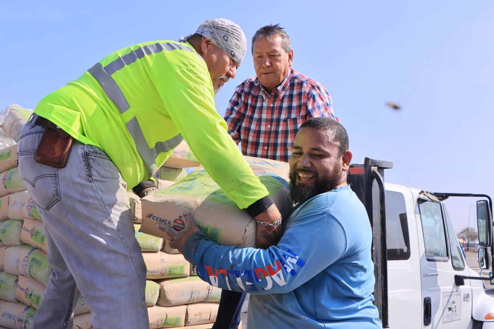 &Oacute;scar R&iacute;os entrega 18 toneladas de cemento subsidiado en San Juan de Sabinas