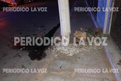 Hombres ebrios chocan Jetta contra poste en Monclova