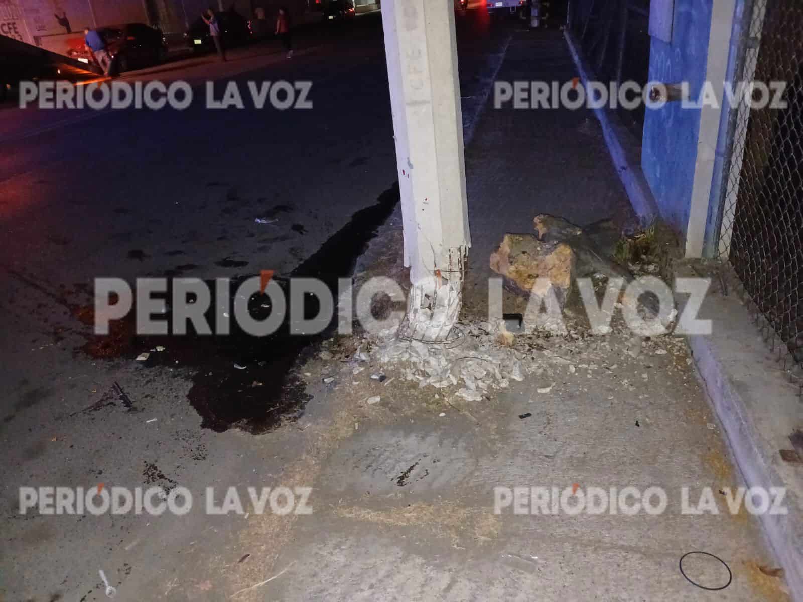 Hombres ebrios chocan Jetta contra poste en Monclova