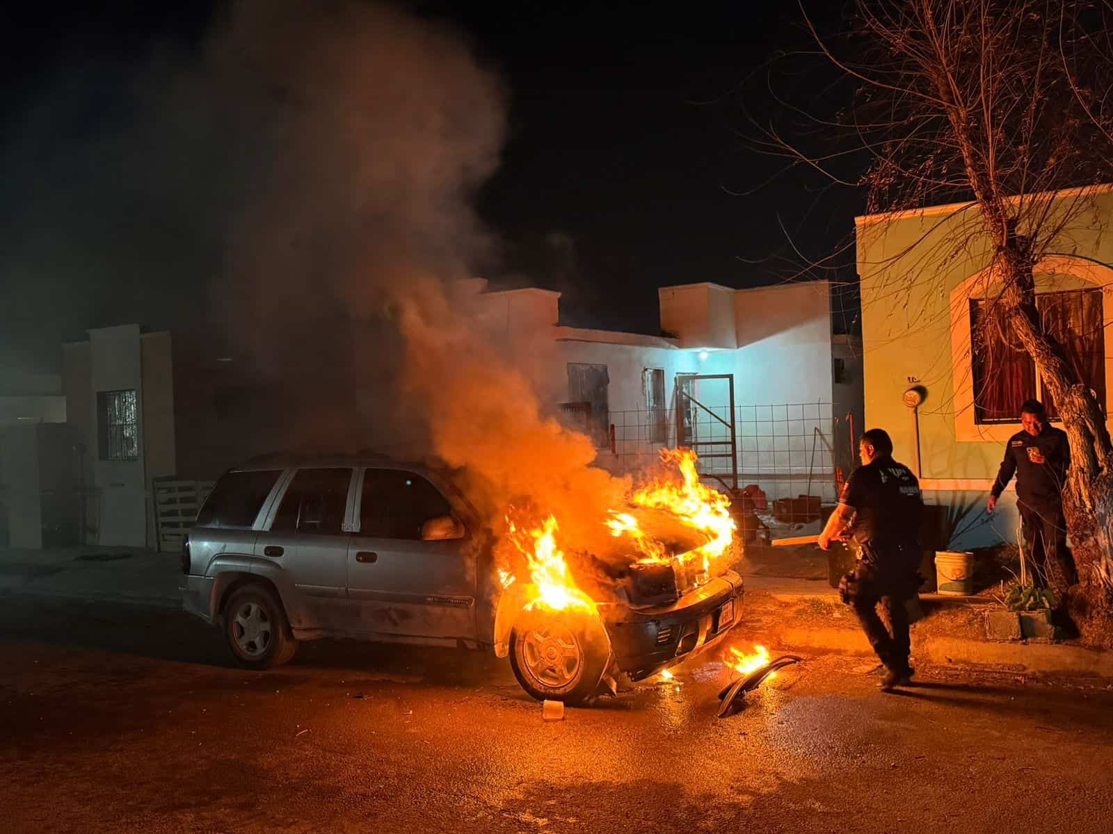 Camioneta se incendia en Altos de Santa Teresa de Ciudad Acu&ntilde;a