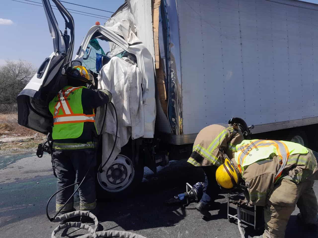 Conductor es rescatado tras quedar prensado en choque por alcance en el libramiento &Oacute;scar