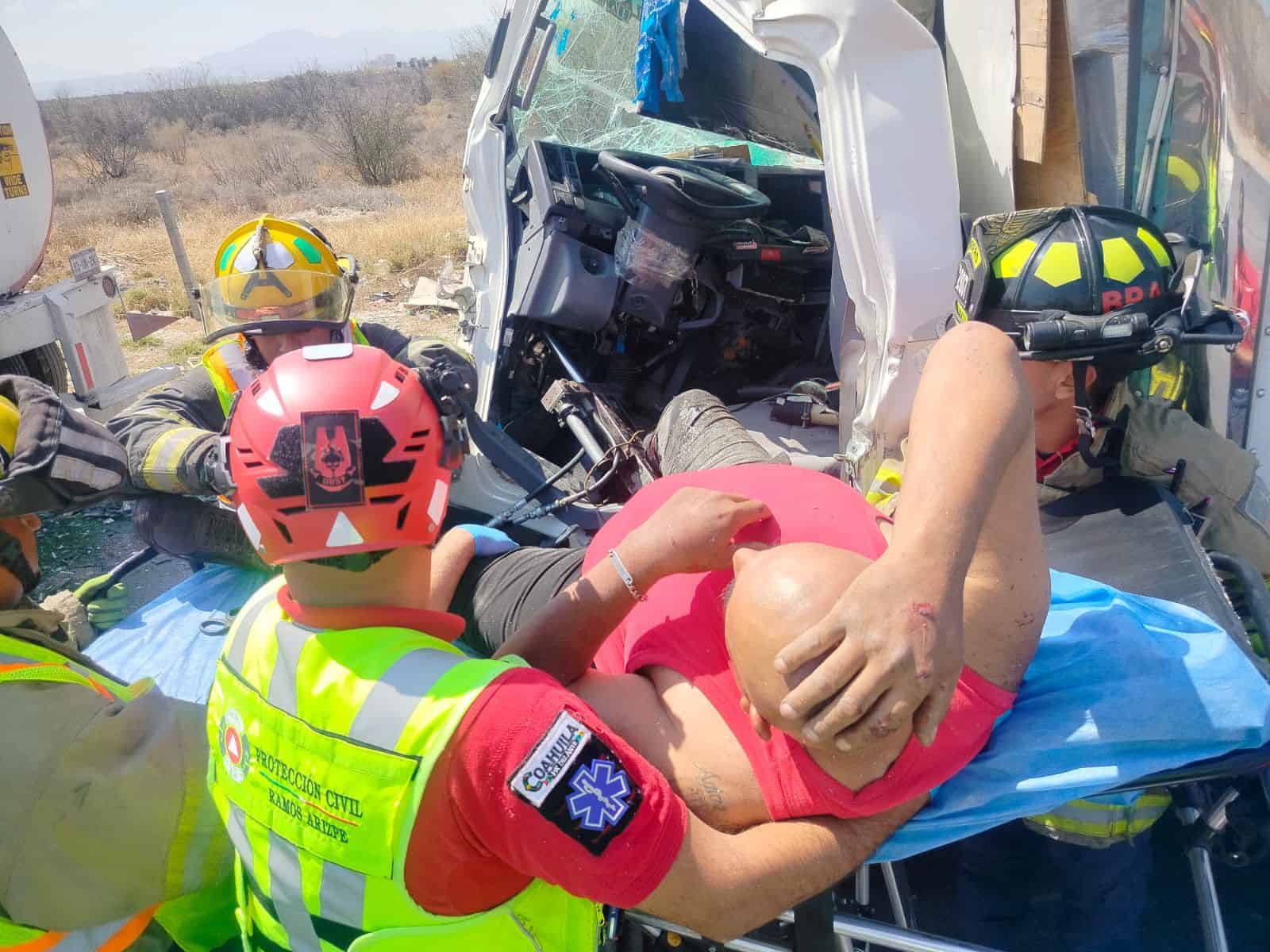 Conductor es rescatado tras quedar prensado en choque por alcance en el libramiento &Oacute;scar