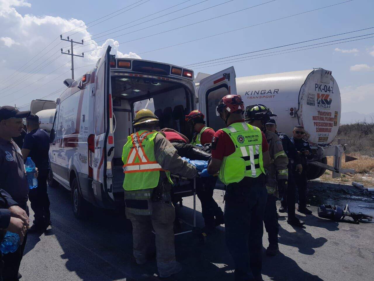 Conductor es rescatado tras quedar prensado en choque por alcance en el libramiento &Oacute;scar