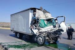 Conductor es rescatado tras quedar prensado en choque por alcance en el libramiento Óscar