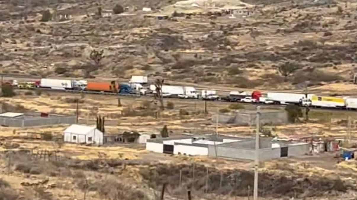 Accidente en carretera 57: tr&aacute;ileres chocan e incendian en Arteaga