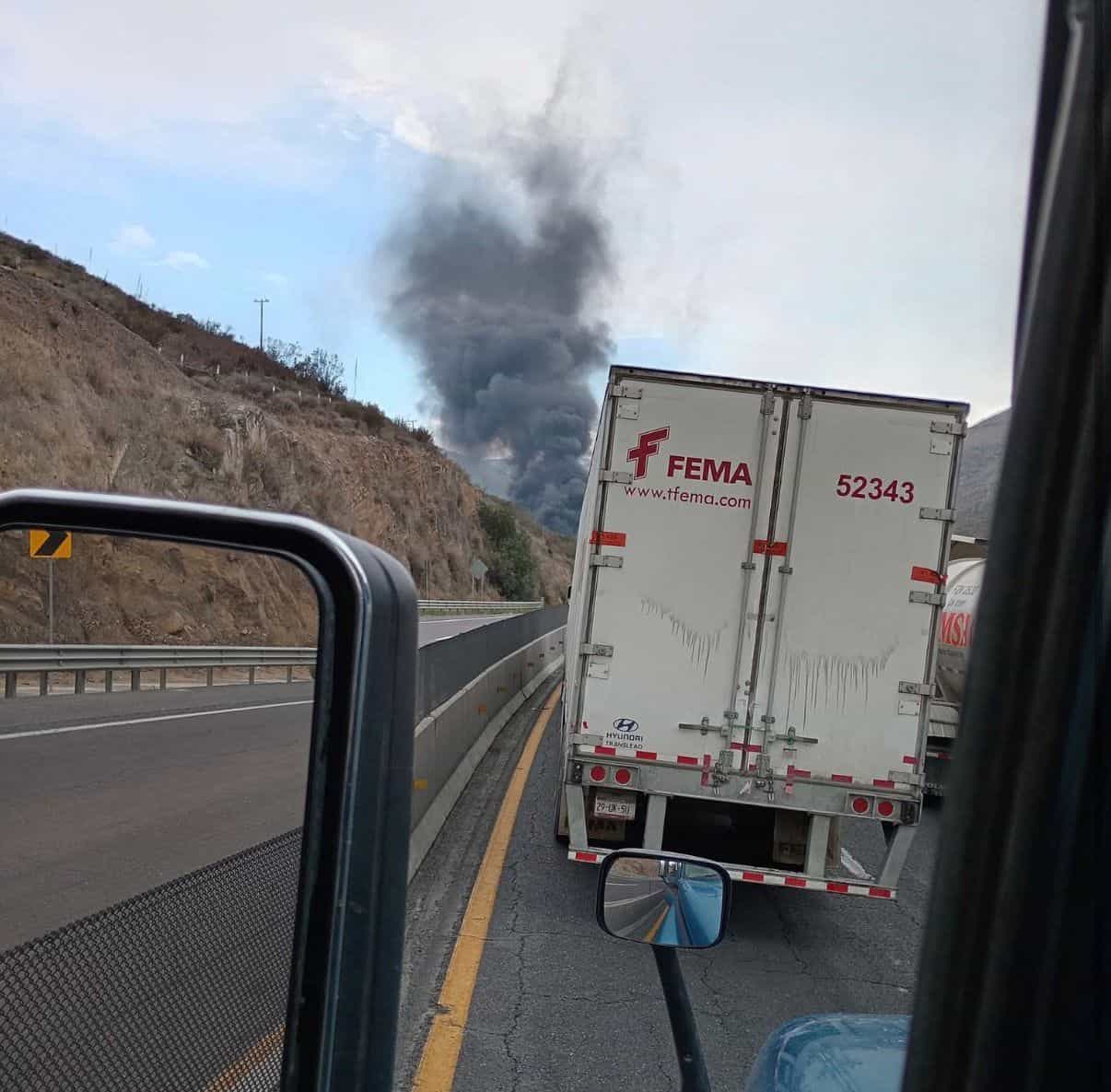 Accidente en carretera 57: tr&aacute;ileres chocan e incendian en Arteaga