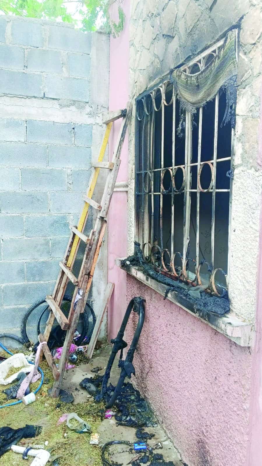 Bomberos controlan incendio en vivienda deshabitada en Sabinas