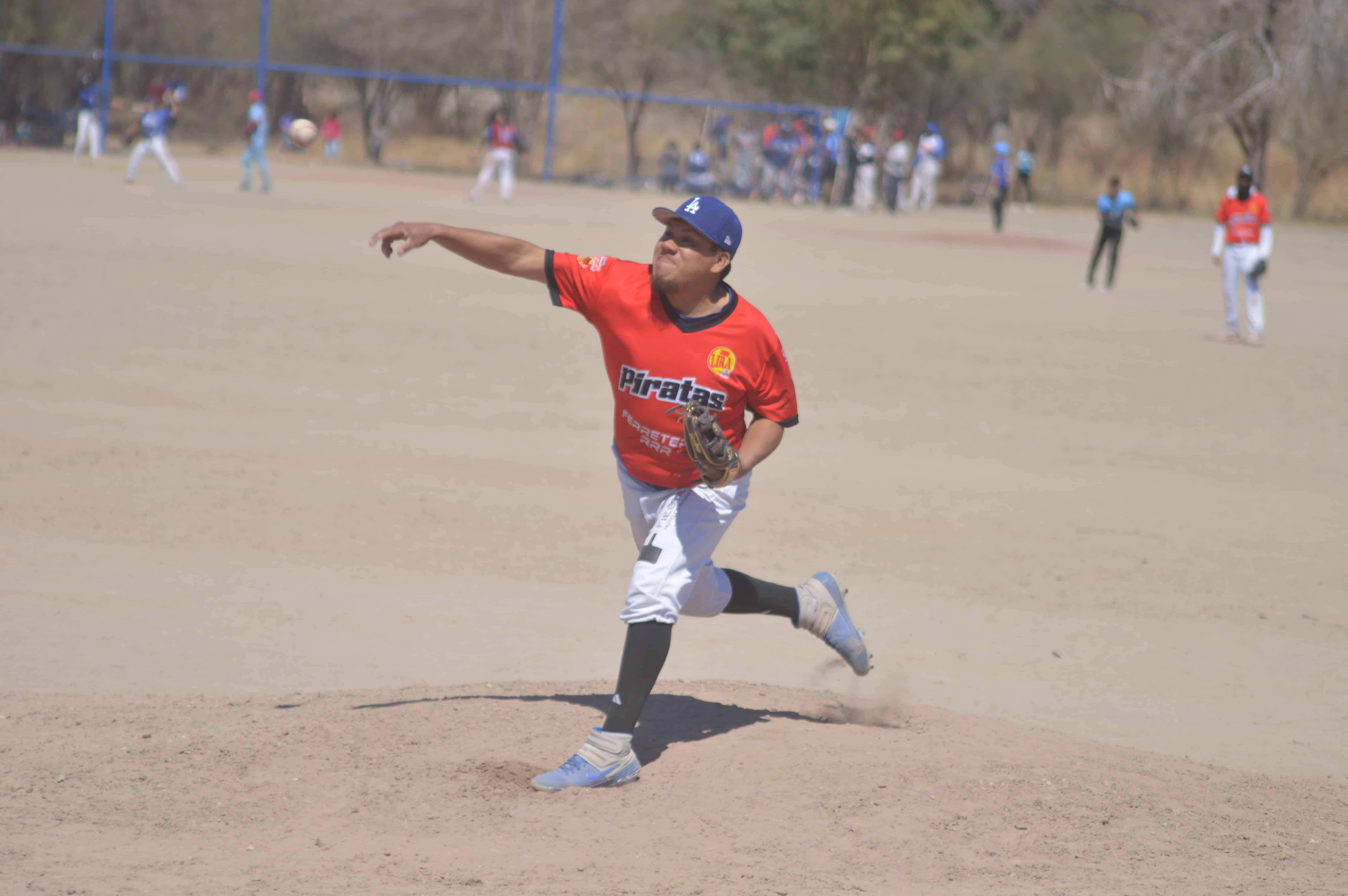 Piratas de la familia Aguilera logran barrida ante Gallos de Estancias