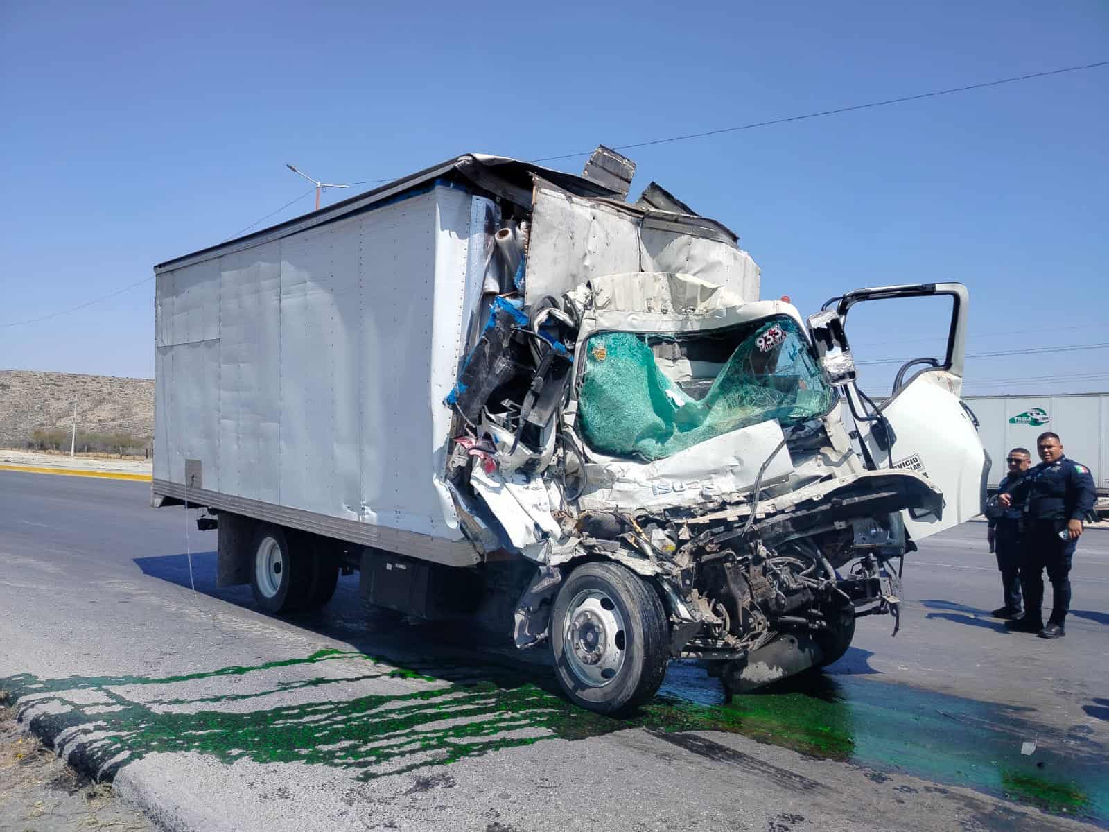 Rescatado con vida conductor atrapado en choque por alcance en Ramos Arizpe