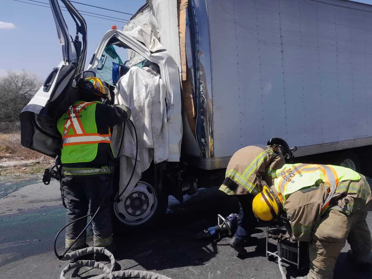 Rescatado con vida conductor atrapado en choque por alcance en Ramos Arizpe