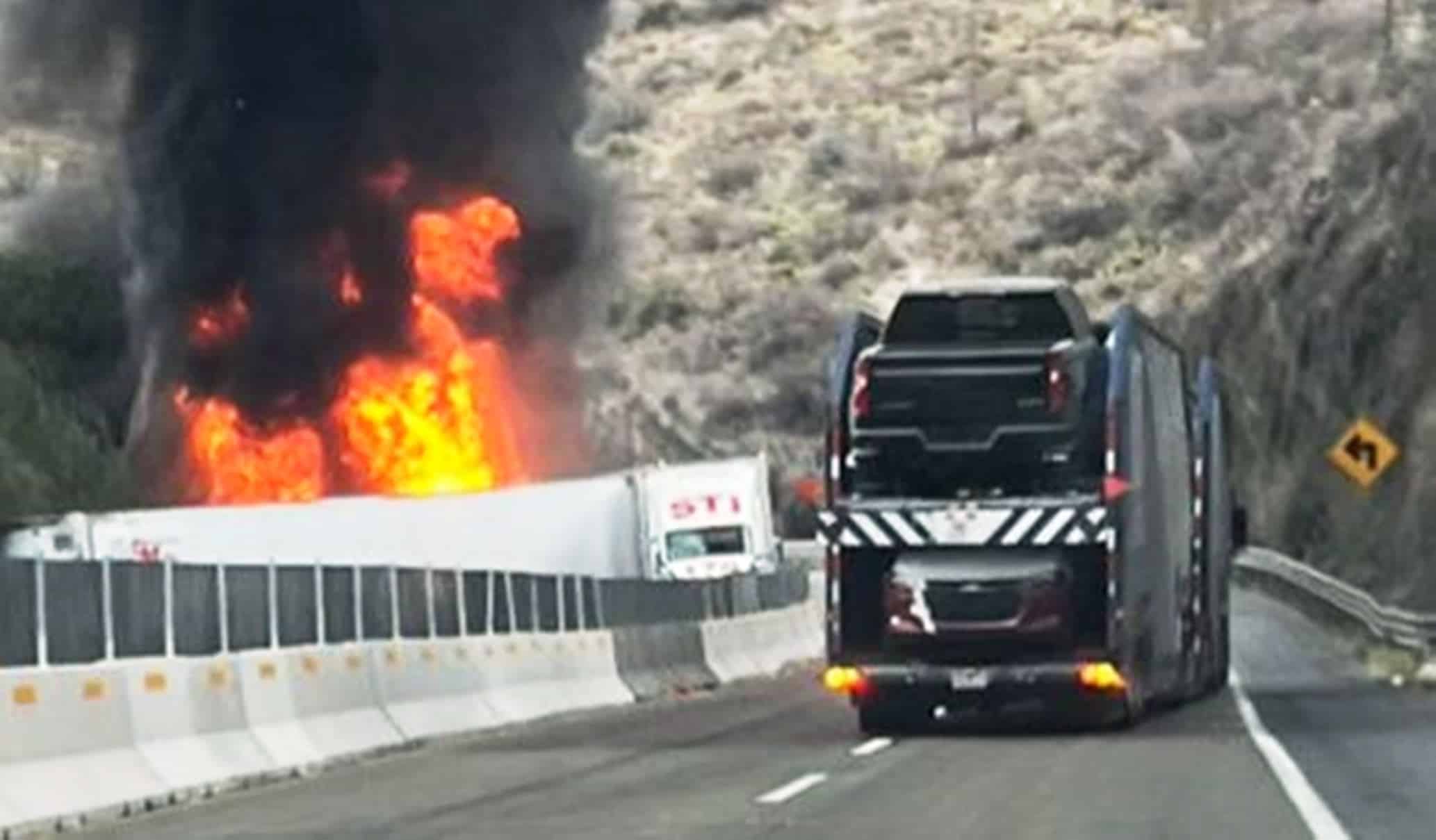 Incendio de tr&aacute;ileres en Los Chorros provoca cierre de circulaci&oacute;n en Arteaga