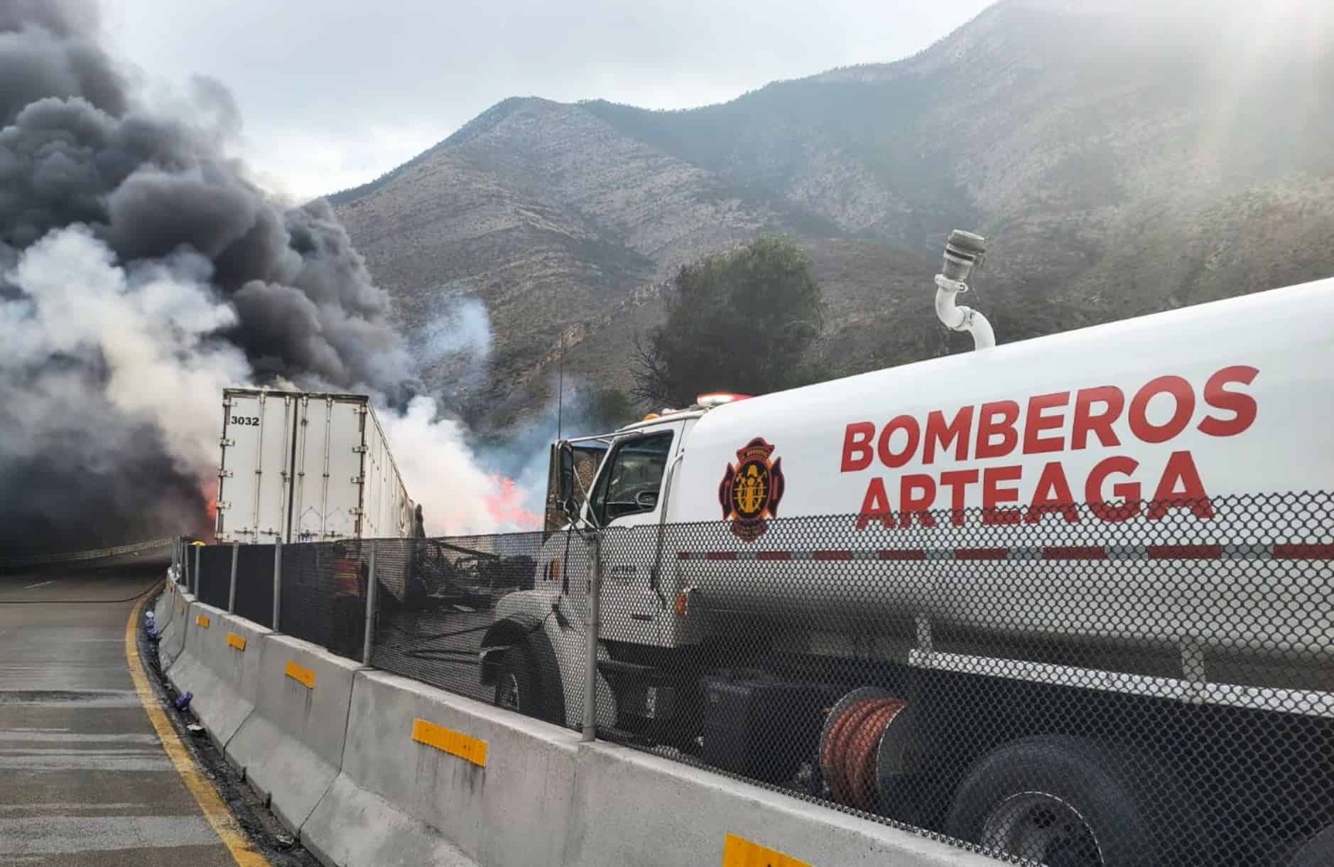 Incendio de tr&aacute;ileres en Los Chorros provoca cierre de circulaci&oacute;n en Arteaga