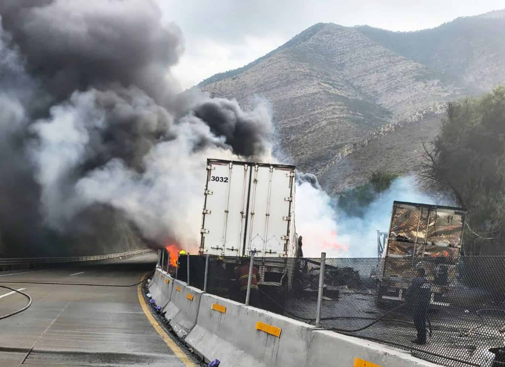 Incendio de tr&aacute;ileres en Los Chorros provoca cierre de circulaci&oacute;n en Arteaga