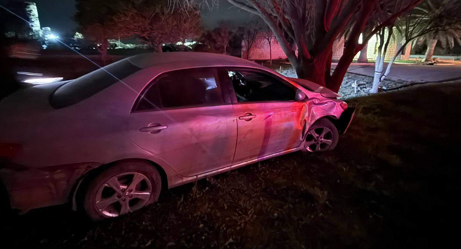 Hombre resulta lesionado tras chocar contra un &aacute;rbol en la carretera Morelos–Allende