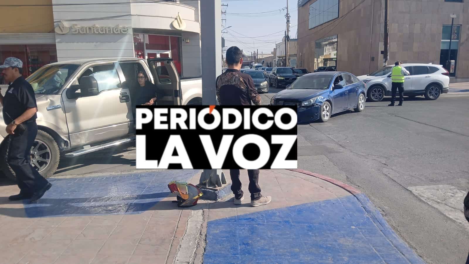 Se pasa rojo, choca auto  y tumba a motociclista