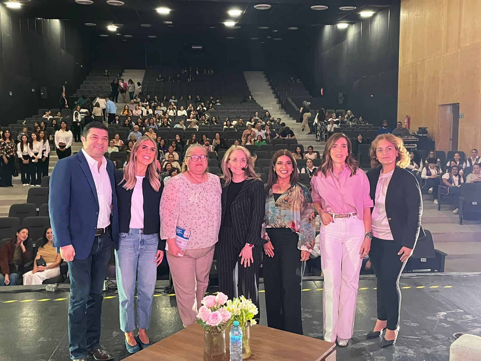 Foro de mujeres en Acu&ntilde;a re&uacute;ne a la periodista B&aacute;rbara Anderson en aniversario de Canaco