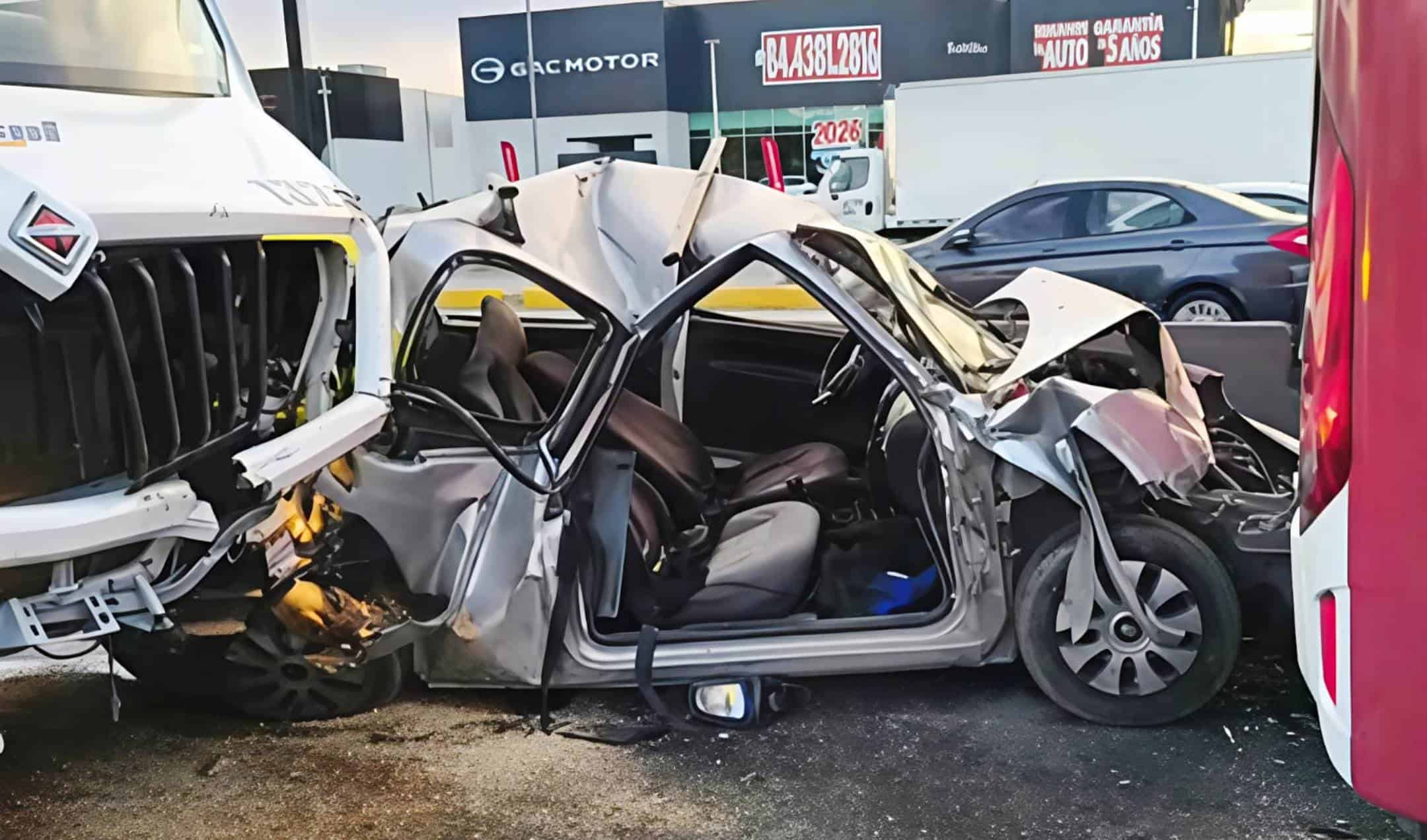 Accidente vial atrapa auto entre camiones en Saltillo