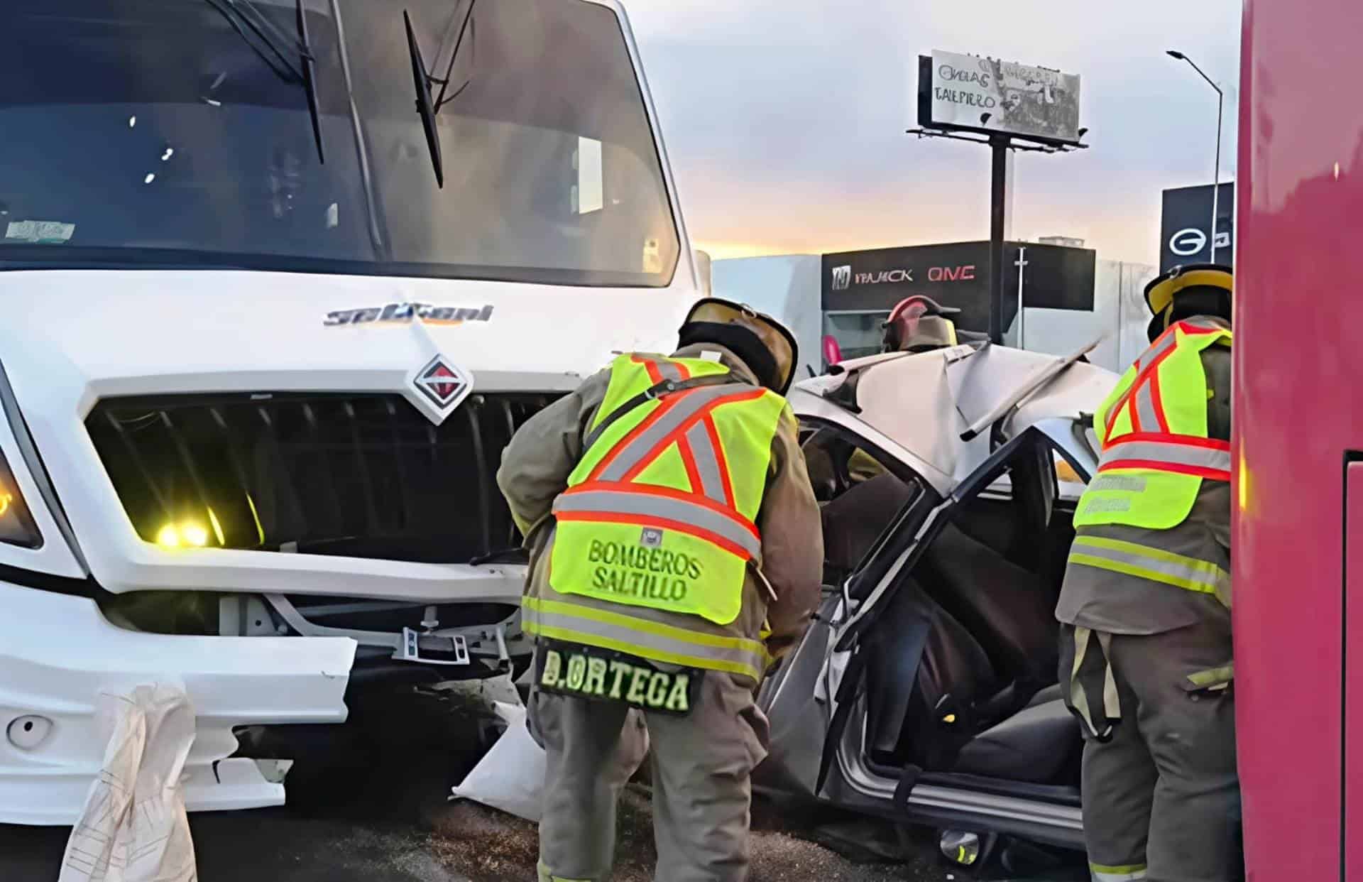 Accidente vial atrapa auto entre camiones en Saltillo