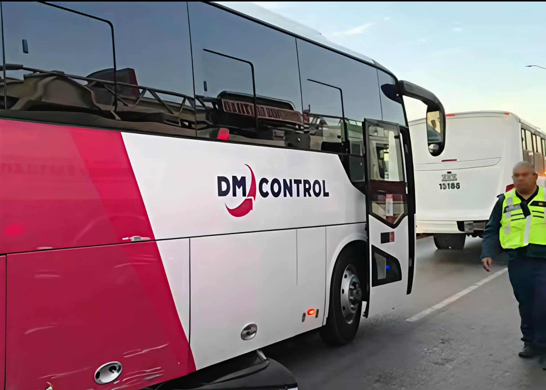 Accidente vial atrapa auto entre camiones en Saltillo