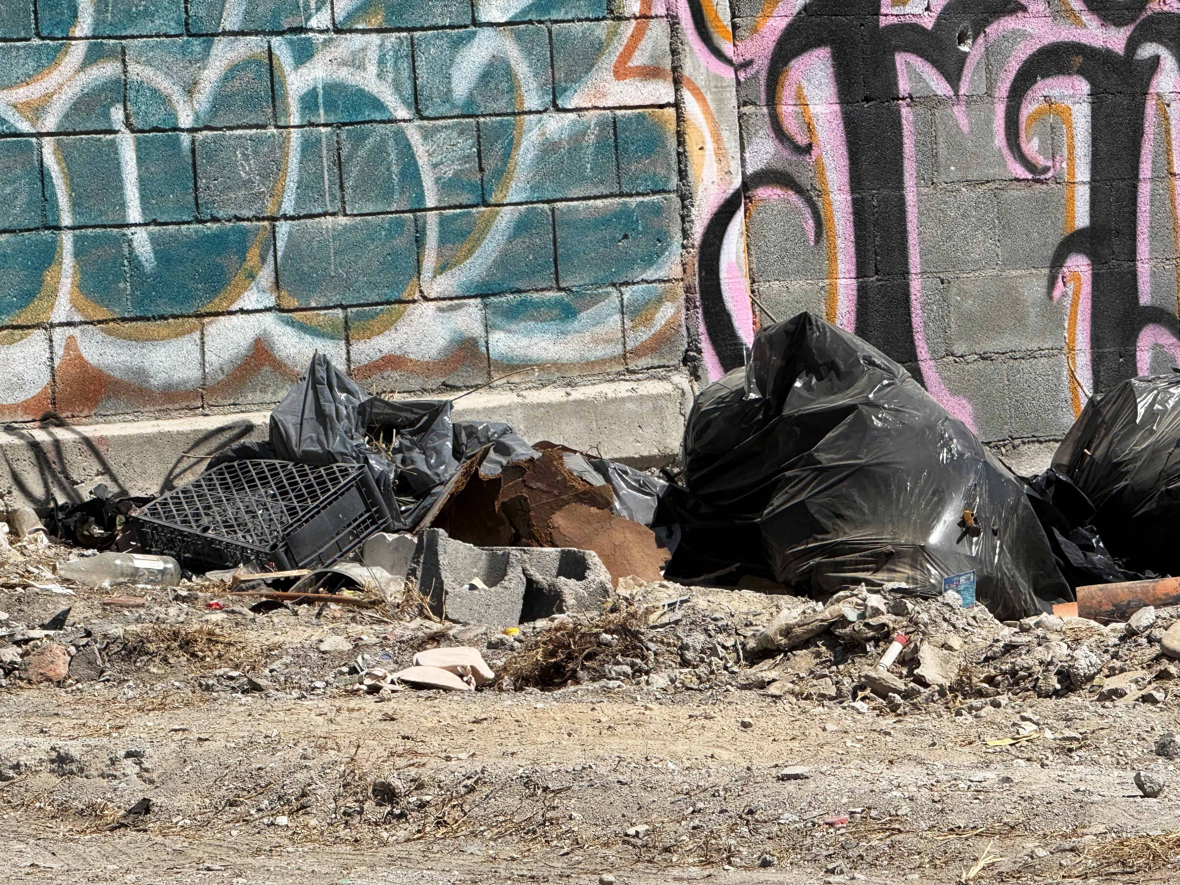 Padres denuncian basura en la escuela primaria Mar&iacute;a Elena Flores en Ramos Arizpe
