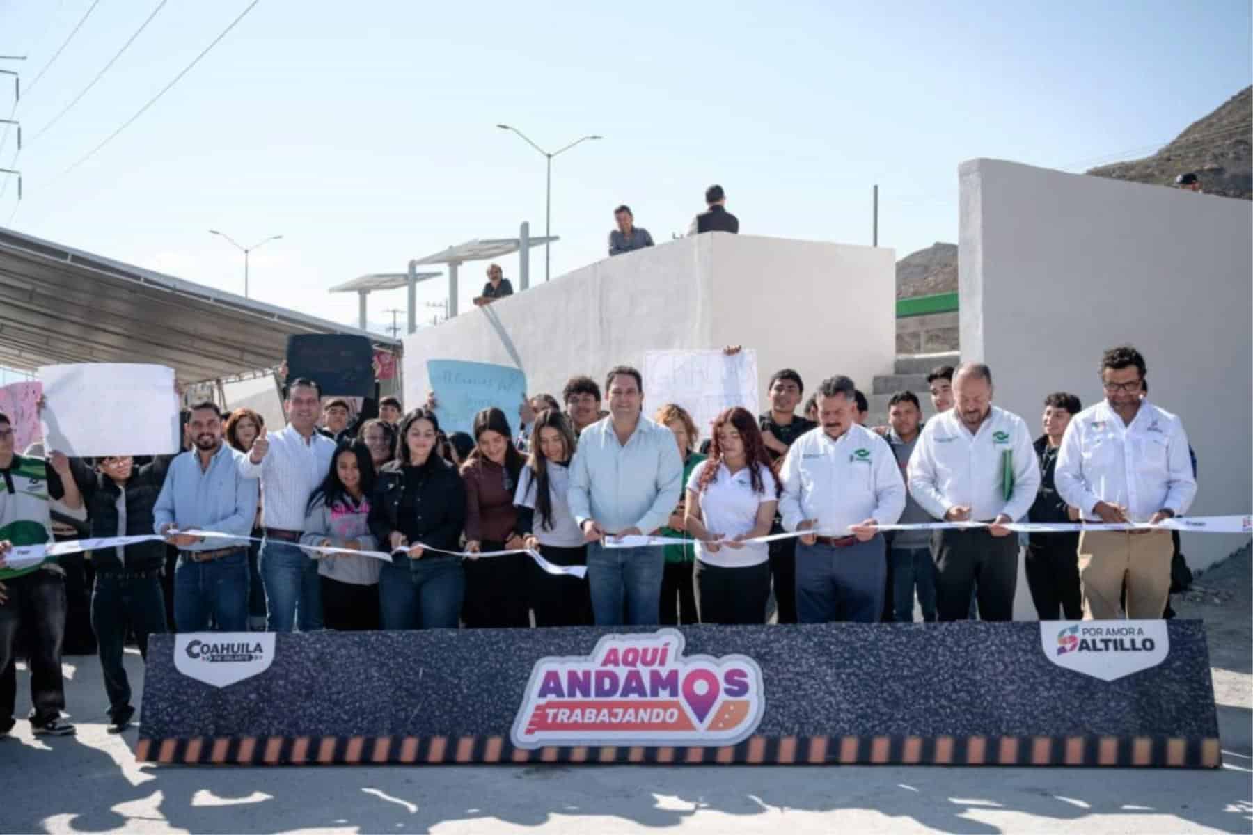 Alcalde Javier D&iacute;az Gonz&aacute;lez cumple compromiso con comunidad escolar de Saltillo