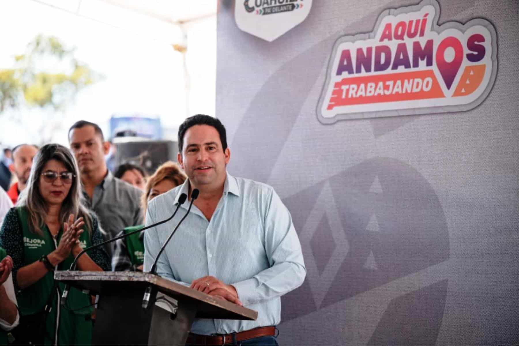 Alcalde Javier D&iacute;az Gonz&aacute;lez cumple compromiso con comunidad escolar de Saltillo