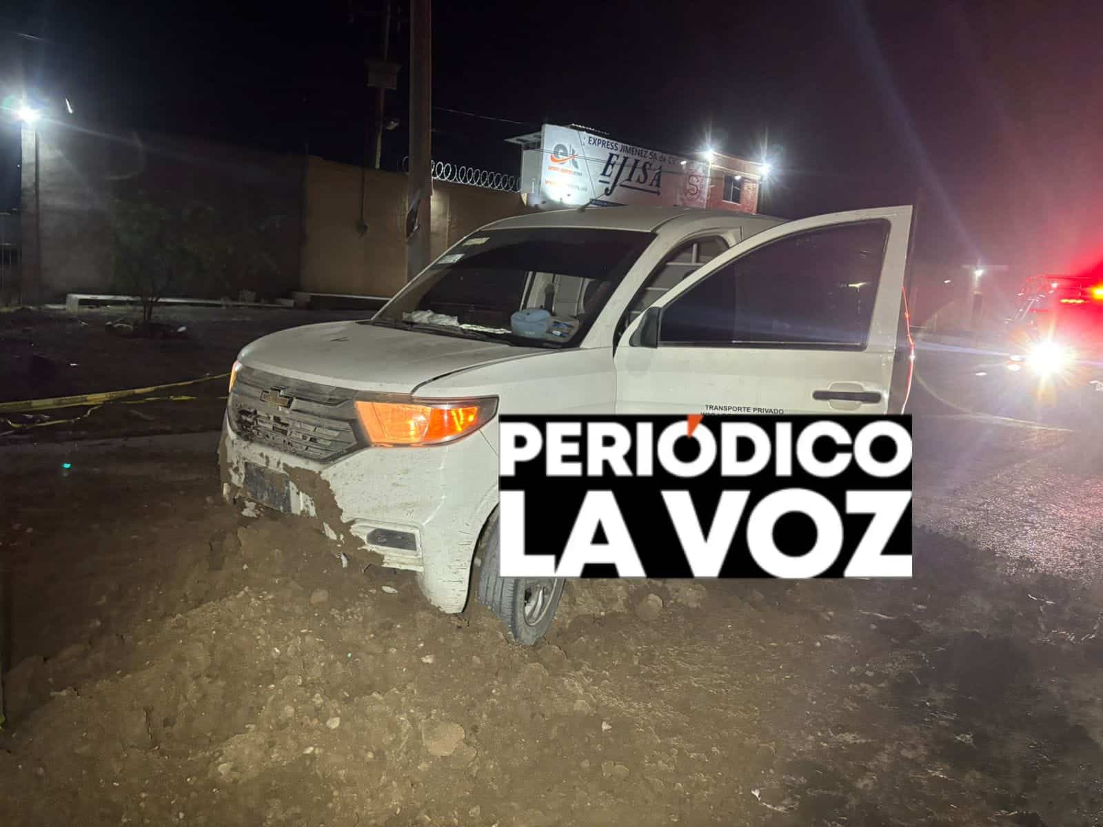 Cae repartidor en alcantarilla