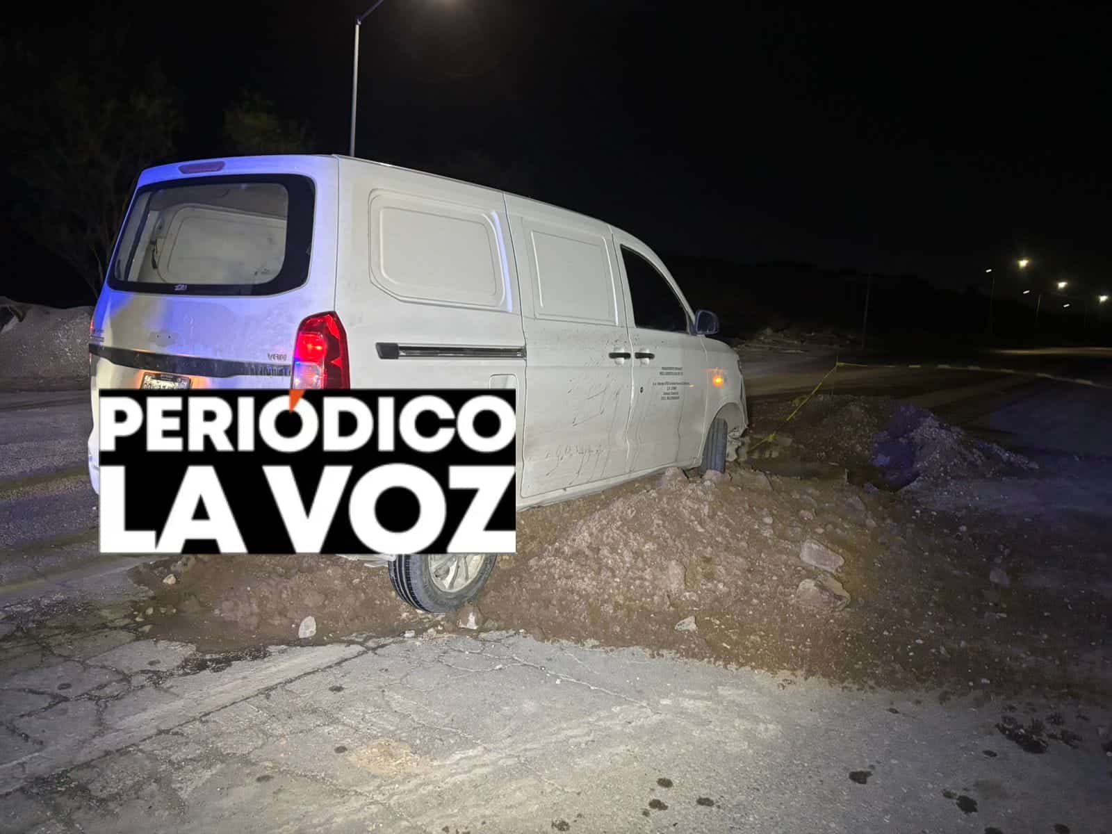 Cae repartidor en alcantarilla