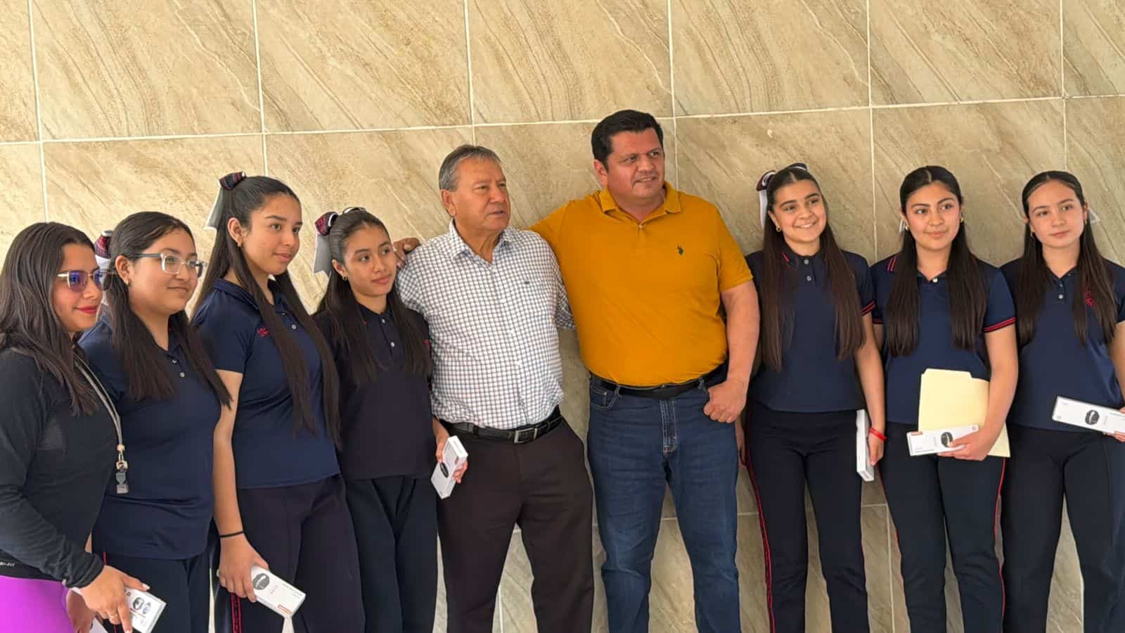 Oscar R&iacute;os alcalde de San Juan de Sabinas entrega relojes inteligentes a estudiantes de secundaria "Juvenal Boone Flores"